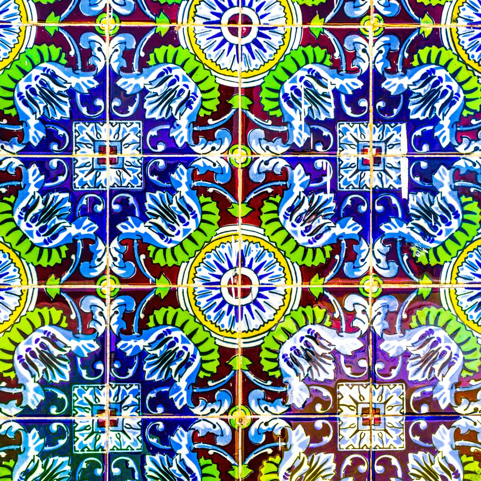 Kolorystyka i wzornictwo w marokańskich dekoracjach