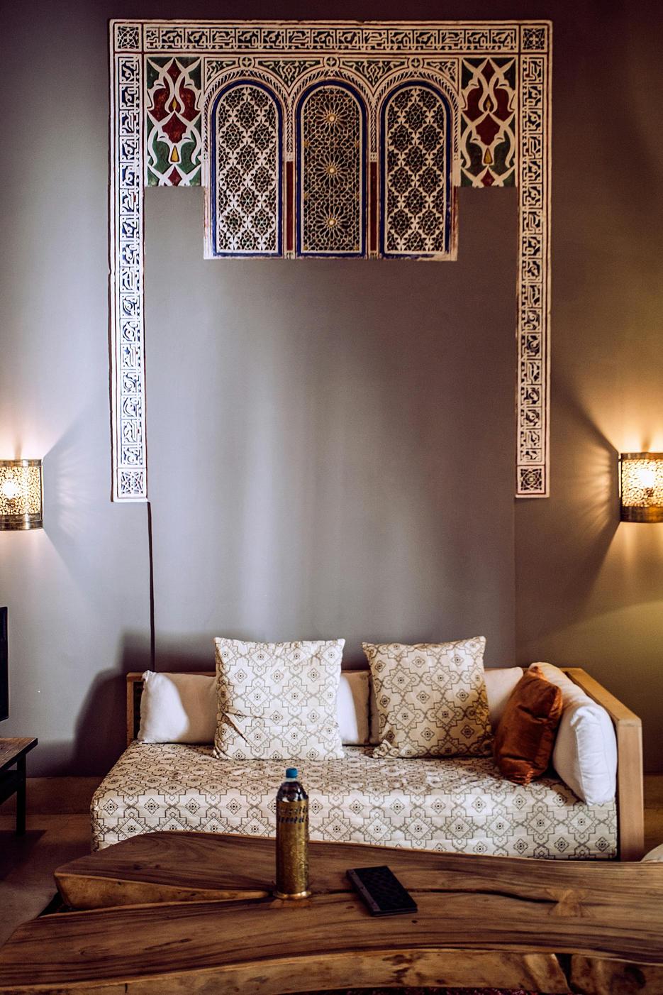 Charakterystyczne cechy stylu marokańskiego w dekoracji wnętrz
